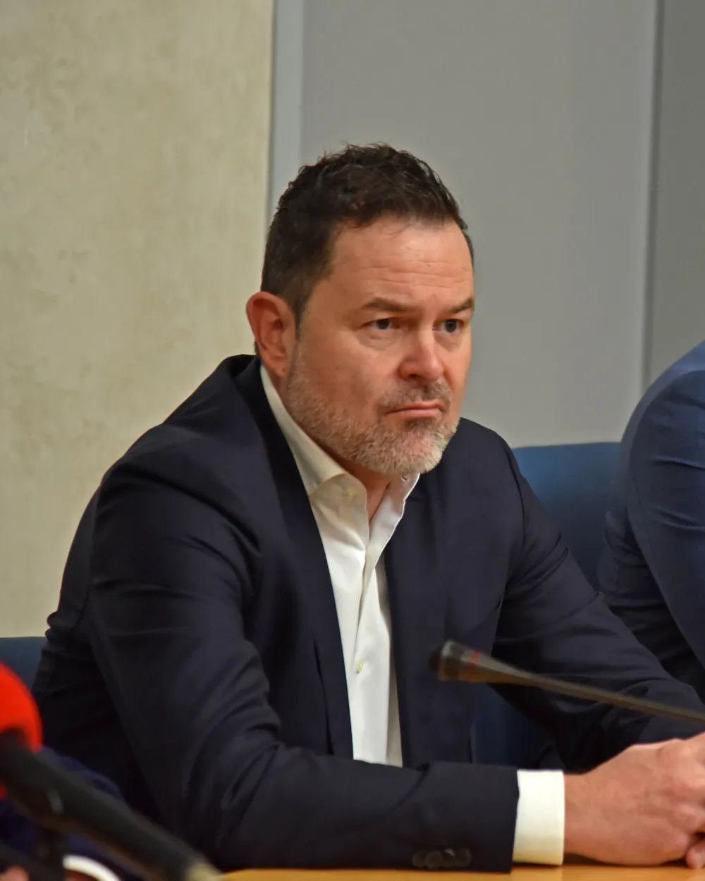 Izvr&scaron;ni direktor Tu Montenegra Mark Anžur pokriva tri funkciјe, radi tri i po dana, prima 5.500 eura