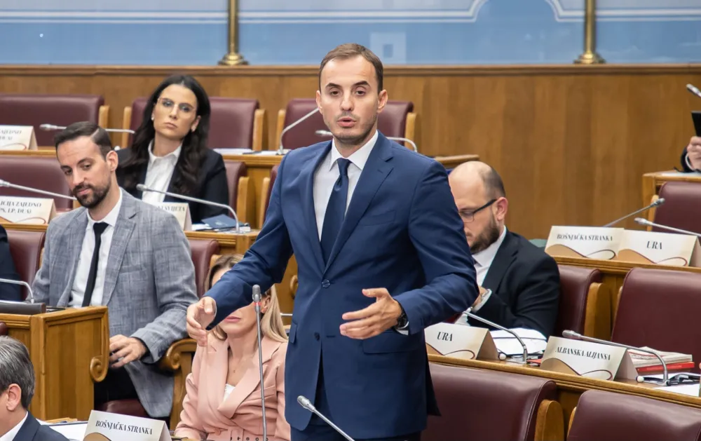 Konatar: Spajić ne dolazi u Skup&scaron;tinu da bi izbjegao duel sa Abazovićem