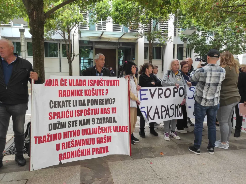 radnici kosute ispred vlade