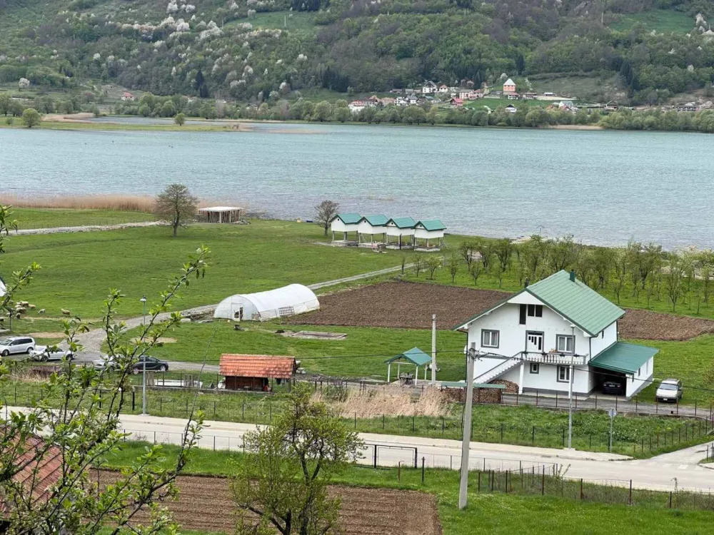 Fekalije i otpadne vode teku u Plavsko jezero