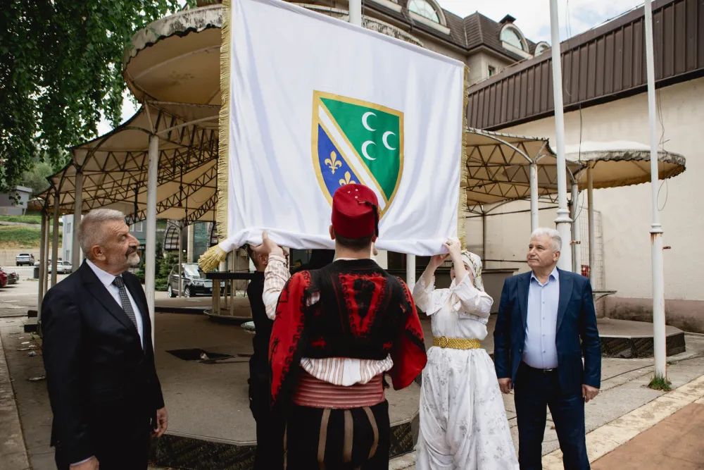 (FOTO) Obelježen Dan bo&scaron;njačke zastave: "Ovdje su na&scaron;i korijeni, na&scaron;a pro&scaron;lost, sada&scaron;njost i nada za budućnost"
