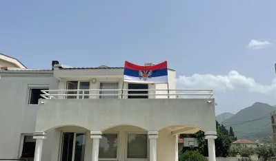 Trobojka na kući Dejana Đurovića