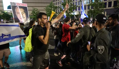 (VIDEO) Sukob demonstranata i policije u Tel Avivu: Okupljeni traže ostavku Netanjahua