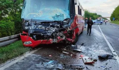 Srbija: Sudar autobusa i automobila -&nbsp;poginuo vozač, 40&nbsp;osoba povrijeđeno