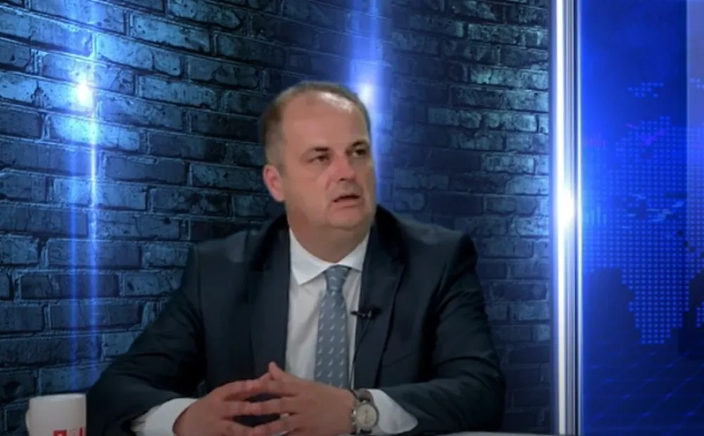 Na sjednici ulcinjskog parlamenta bačen suzavac: Nimanbegu izabran za predsjednika, Bajraktari smijenjen sa funkcije