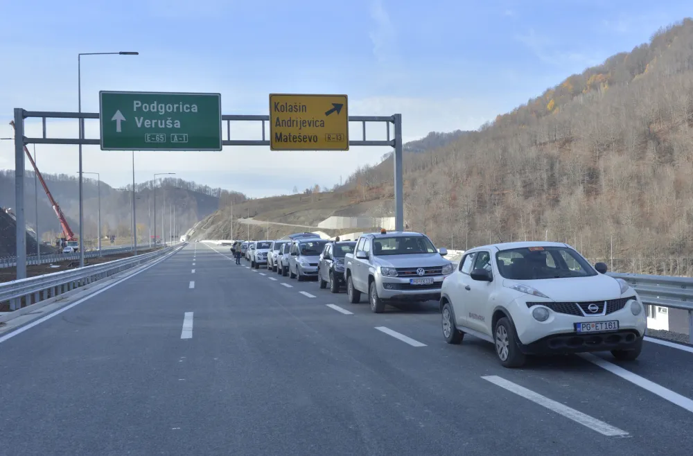 Auto-putem od početka godine pro&scaron;lo 877,9 hiljada vozila