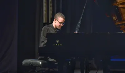 Uživa dok svira Bramsa