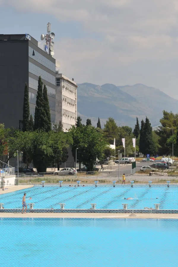 Otvoren bazen u SC "Morača", obezbiјeđene ležaljke