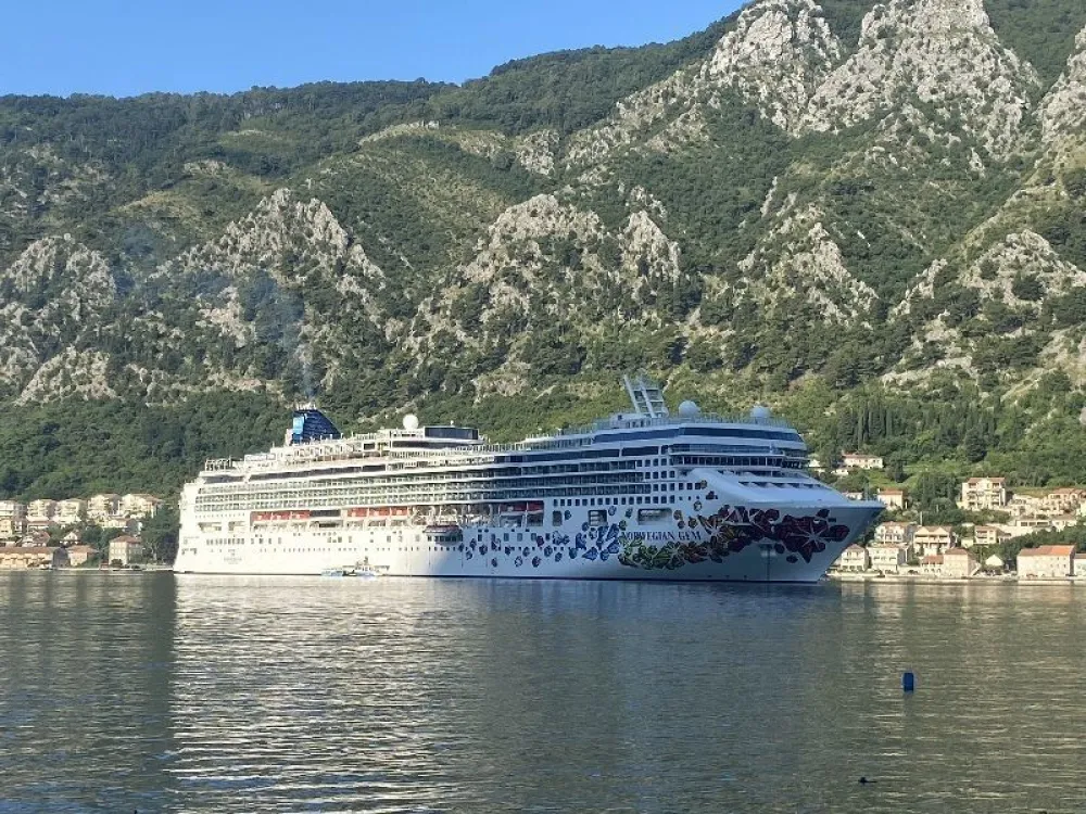 U kotorskoj luci dva kruzera sa preko 6.000 putnika