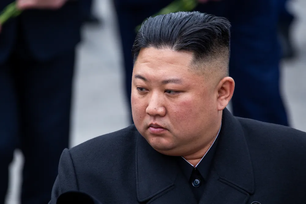 Sjevernokorejci po prvi put viđeni da nose bedževe sa likom Kim Džong Una