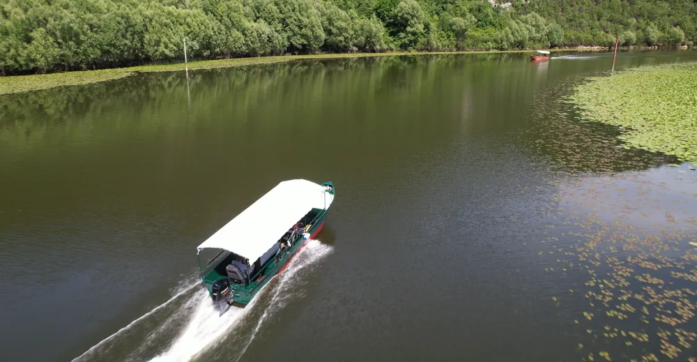 Prevrnuo se turistički brod na Skadarskom jezeru, spa&scaron;ene dvije osobe