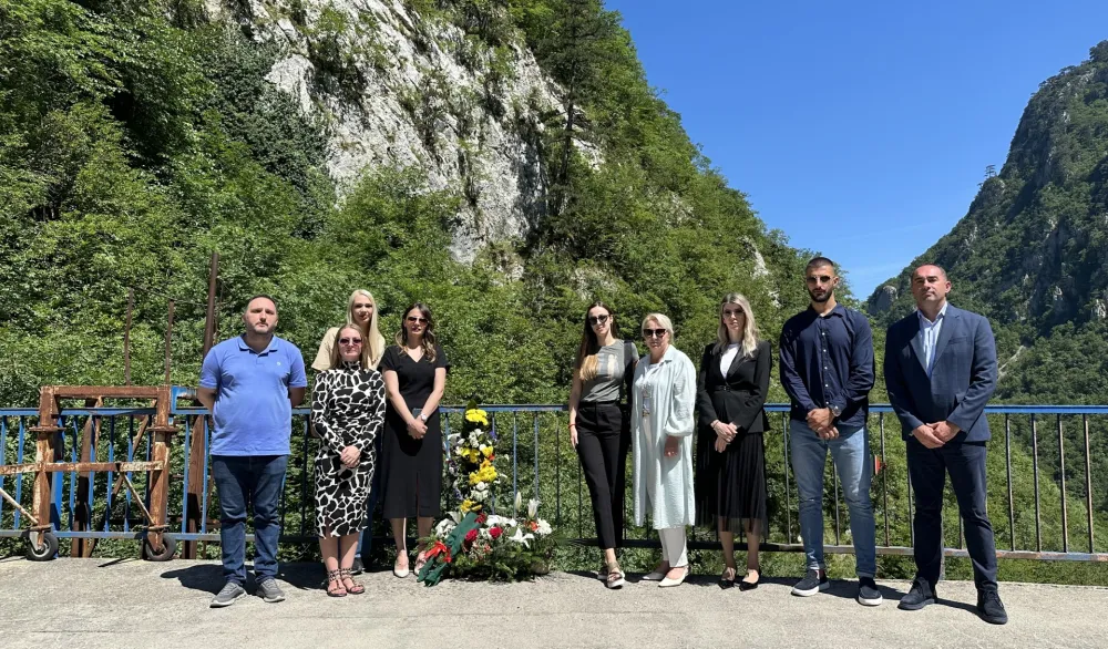 Odavanje počasti porodici Klapuh