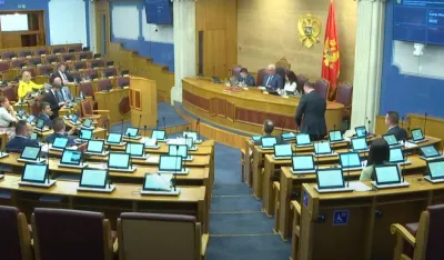 Poslanici danas raspravljaju o zakonima o radu i PIO, Fondu stan za sve