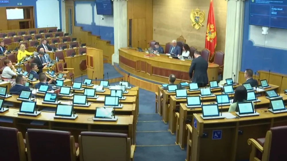 Poslanici danas raspravljaju o zakonima o radu i PIO, Fondu stan za sve