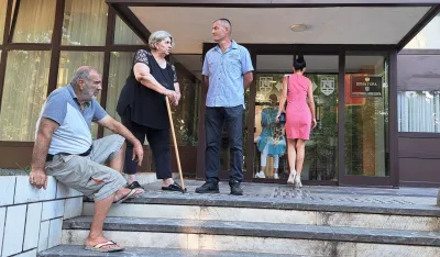 Ispred zgrade Op&scaron;tine Nik&scaron;ić protestovali biv&scaron;i stanari sru&scaron;enih radničkih baraka, nadležni najavili re&scaron;enje problema