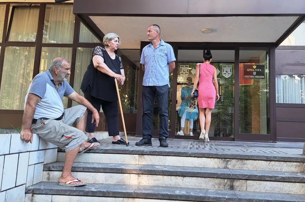 Ispred zgrade Op&scaron;tine Nik&scaron;ić protestovali biv&scaron;i stanari sru&scaron;enih radničkih baraka, nadležni najavili re&scaron;enje problema