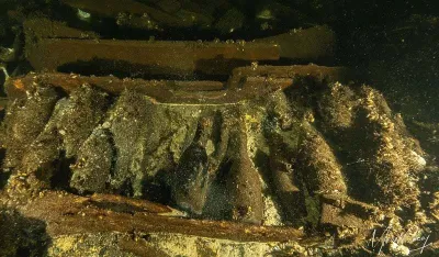 Boce &scaron;ampanjca jo&scaron; uvijek su uredno poređane na jedrenjaku
