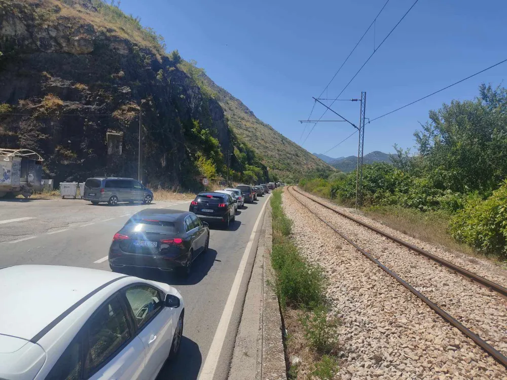 (FOTO) Gužve ka Sozini, turisti stižu na more: Od Podgorice do Virpazara putuje se punih 60 minuta