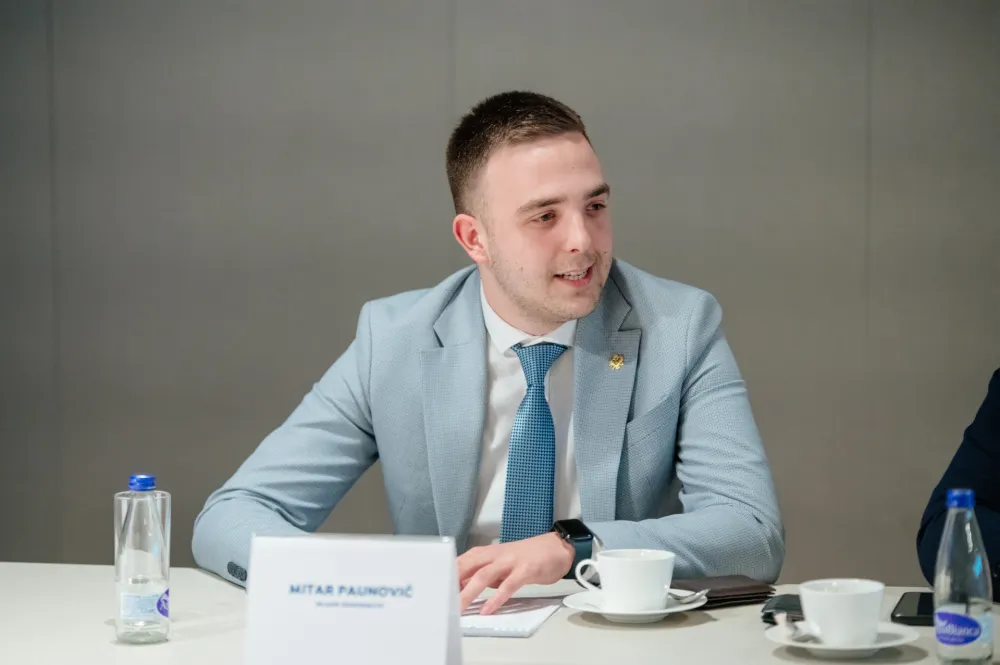 Paunović Neneziću:&nbsp;Mi smo partija čiju politiku neće korigovati ni va&scaron; prijatelj Katnić, ni va&scaron;i prijatelji u Zagrebu