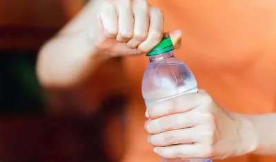 Zabrinjavajući razlog zbog kojeg ne biste trebali piti iz plastičnih fla&scaron;a