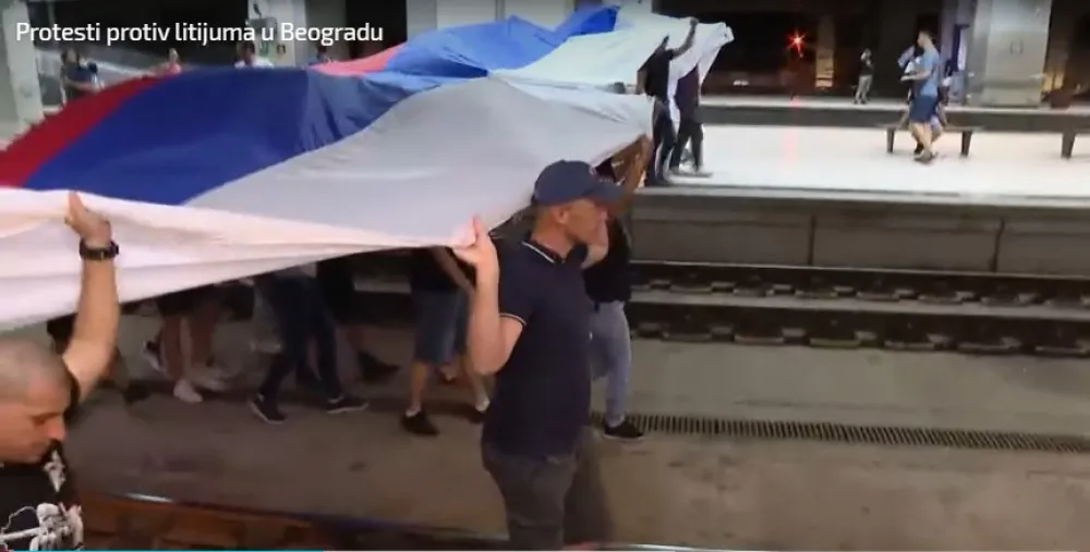 Građani razvili zastavu na kolosijeku u željezničkoj stanici Prokop