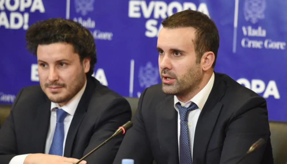 PES: Dok je neosnovano &scaron;irio paniku kako će se prodati EPCG, Abazović dijelio paso&scaron;e sumnjivim licima