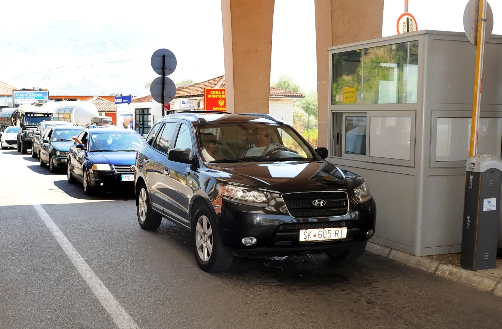 Državljaninu Albanije zadržavanje zbog davanja mita
