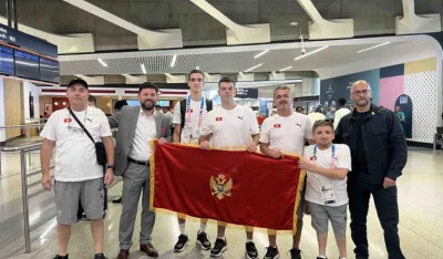 Sa dočeka na aerodromu u Parizu