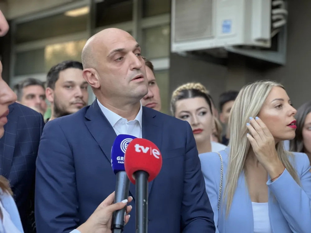 DPS predao listu za lokalne izbore u Podgorici; Abdić: Nećemo dozvoliti da nam fotelje budu ispred interesa građana