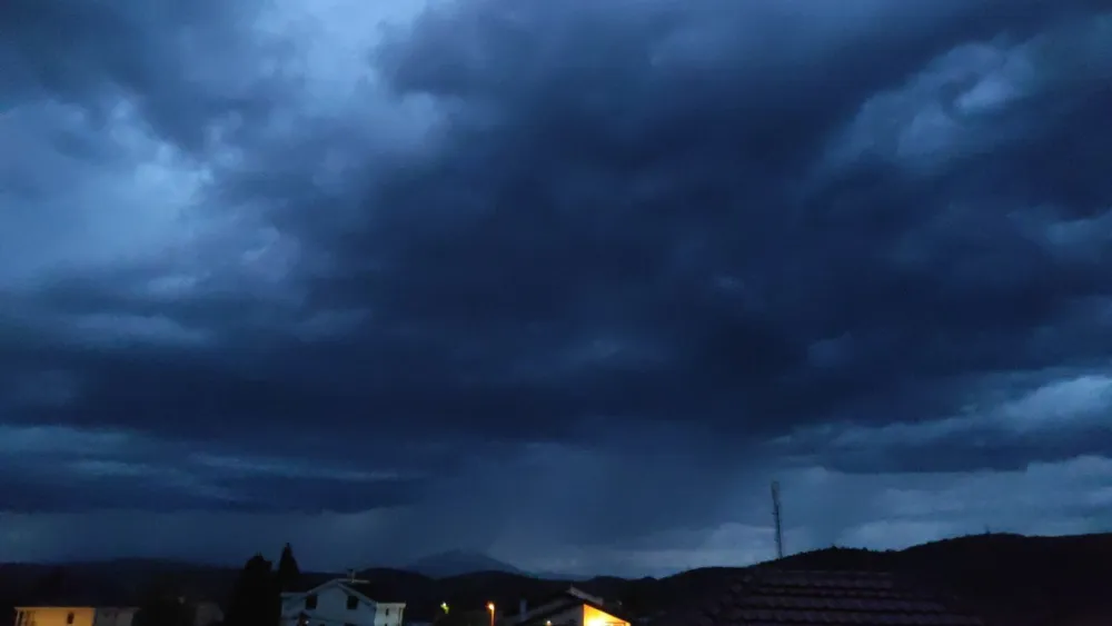 (VIDEO) Nevrijeme paralisalo Italiju: Pijavica nosila sve, čovjek nestao u bujici