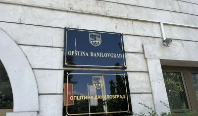 Na zgradi Op&scaron;tine Danilovgrad i organima lokalne uprave danas postavljene i ćirilične table