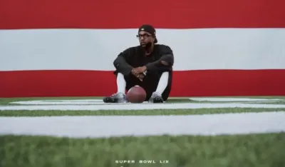 Kendrik Lamar nastupa u poluvremenu Super Bowla 2025.