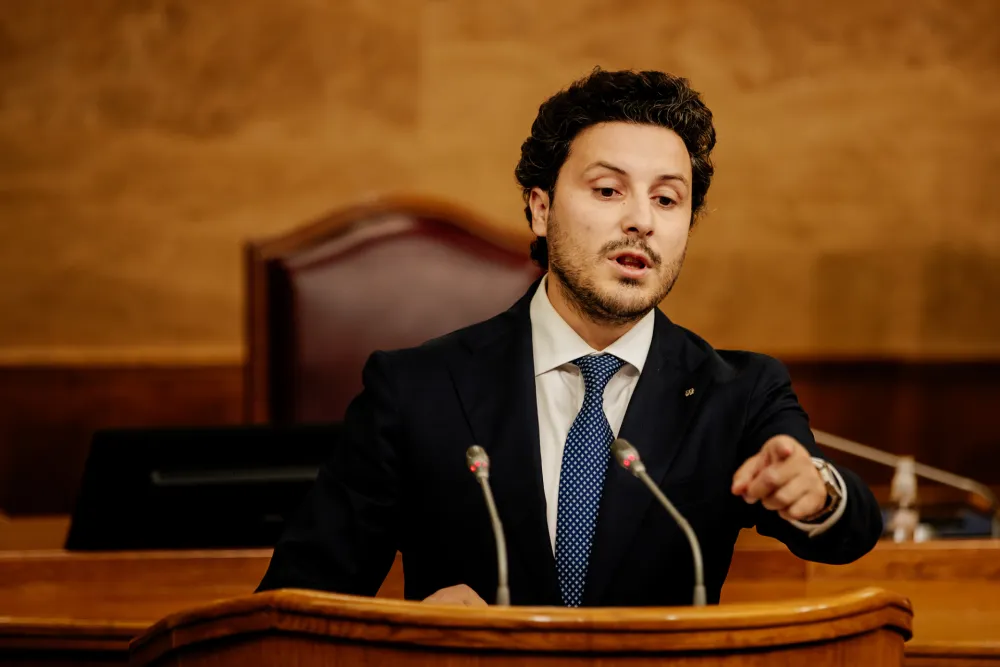 Abazović Krapoviću: Znate li ko su M.T. i L.B.,&nbsp;ko možda pregovara iza va&scaron;ih leđa?
