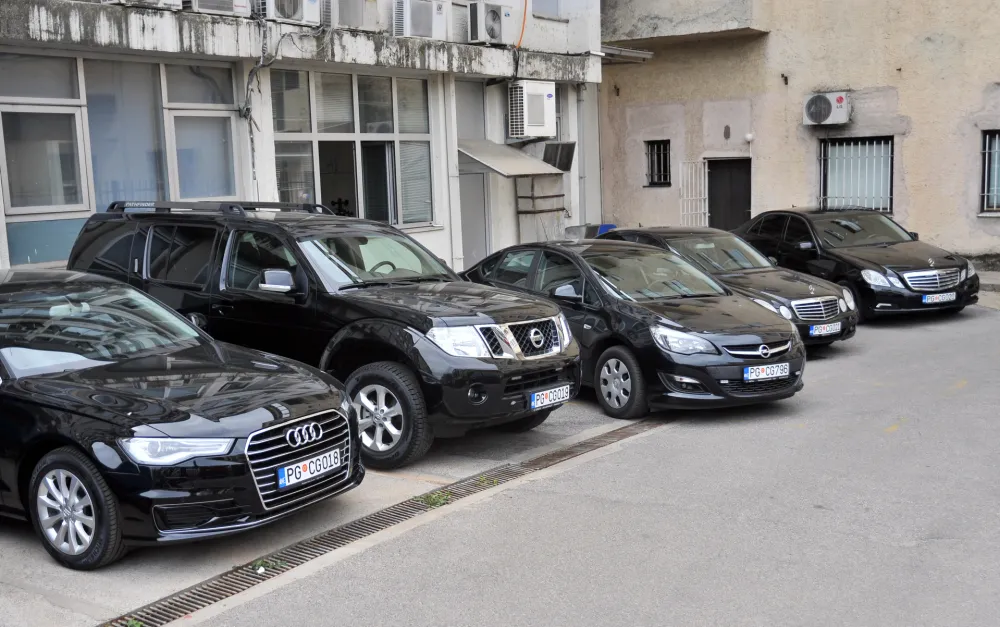 Državne instituciјe uvećavaјu ionako preglomazan vozni park: Na 4.600 službenih vozila јo&scaron; 11 novih