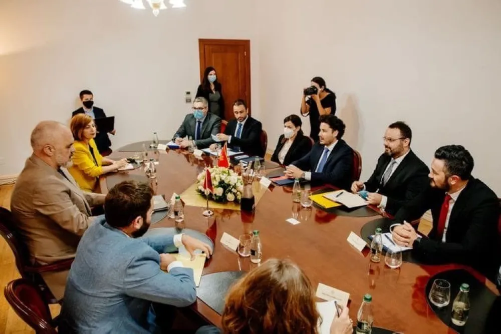 URA: Fototgrafija u kabinetu kod Rame je sa neformalnog razgovora, na zvaničnom sastanku istaknuta zastava