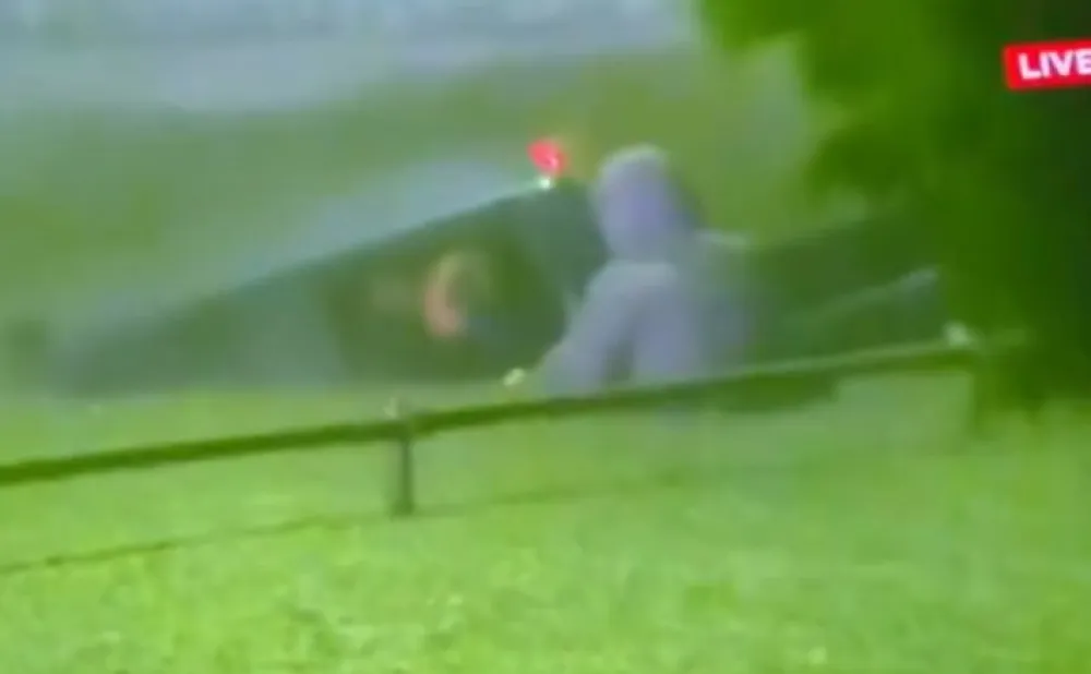 (VIDEO) Prolaznik rizikovao život da spasi vozača u nevolji