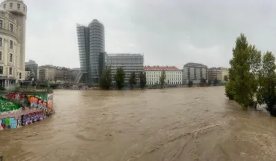 (VIDEO) Dramatični snimci iz Austrije: Voda nosi sve pred sobom