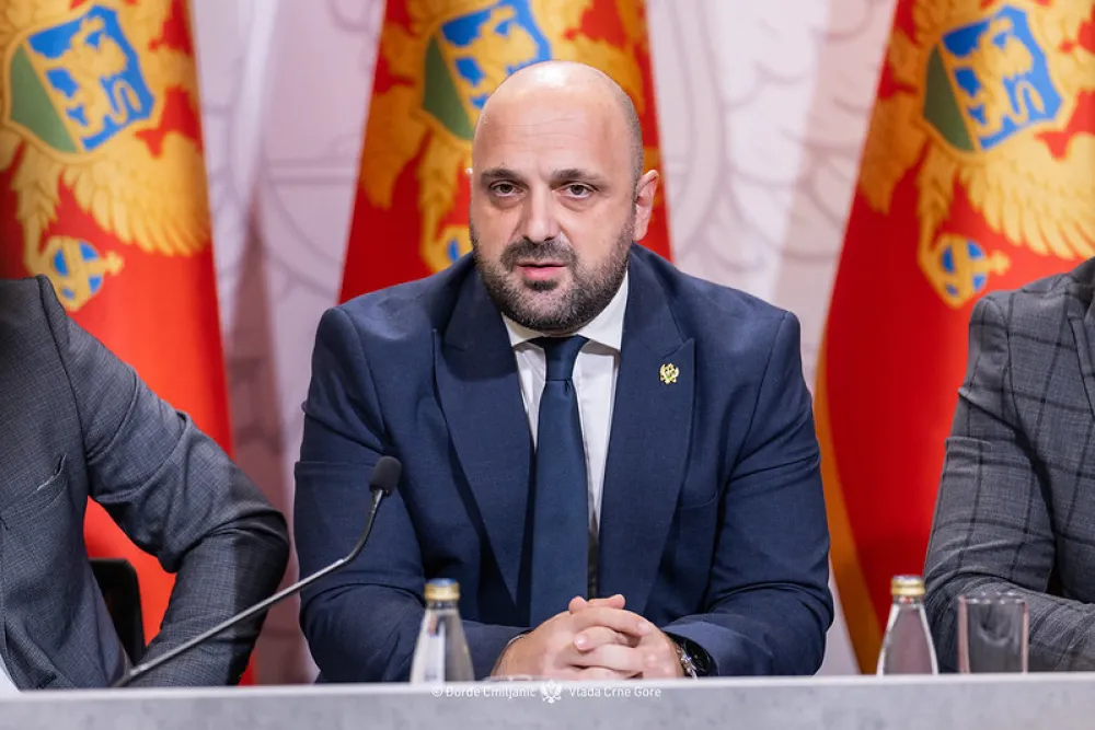 Božović: Veting pro&scaron;iriti i na izvr&scaron;nu vlast  Podgorica, (MINA) &ndash; Veting u Crnoj Gori je potreban kako ljudi koji rade u pravosuđu ne bi nosili sjenku onih koji su zloupotrebljavali funkcije, rekao je ministar pravde Bojan Božović.  On je, na konferenciji &bdquo;Veting u crnogorskom pravosuđu&ldquo;, koju organizuje Akcija za ljudska prava (HRA), poručio da bi veting, ukoliko se Crna Gora odluči na taj proces, trebalo pro&scaron;iriti i na izvr&scaron;nu vlast.  Božović je rekao da je poznato koliko su u Crnoj Gori sudije i tužioci opterećeni, i da veliki broj ljudi koji trenutno rade i u sudstvu i u tužila&scaron;tvu su entuzijasti koji žele da profesionalno rade.  &bdquo;Ne želim da uvođenjem vetinga na bilo koji način obeshrabrimo te ljude&ldquo;, rekao je Božović.  On je kazao da je veting potreban i zbog toga da ljudi koji su čisti ne nose sjenke onih koji su zloupotrebljavali funkcije.  Prema riječima Božovića, nepohodno je da se napravi kombinacija modela &bdquo;i da se ne zadržimo samo na sudstvu i tužila&scaron;tvu&rdquo;.  On je ukazao na to da se notari biraju skoro bez ikakvih kriterijuma.  &ldquo;Želim da uradimo sve &scaron;to je do nas da procedura bude javna i proces bude otvoren, da budemo uključeni svi koji mislimo da ovaj proces treba da zaživi, bez dono&scaron;enja odluka iza zatvorenih vrata i u komunikaciji sa Evropskom komisijom&rdquo;, naveo je Božović.  On je rekao da je upoznat sa bojaznima koje postoje u Briselu povodom vetinga.  &bdquo;Jer se svi pla&scaron;e da možemo ugroziti pravo na pravično suđenje. Ako se dobro pripremi taj projekat, mislim da se ti izazovi mogu prevazići&ldquo;, smatra Božović.  Izvr&scaron;na direktorica HRA Tea Gorjanc Prelević rekla je da veting ne znači reizbor.  &ldquo;To nije isti proces, ne radi se o raspu&scaron;tanju svih sudija i tužilaca i ponovnom izboru samo onih koji to zaslužuju, već je fokus na provjeri da li postoje ozbiljni rizici da može doći do nezakonitog postupanja na &scaron;tetu sprovođenja pravde&rdquo;, rekla je Gorjanc Prelević.  Ona je kazala da se o radikalnom vetingu govori kada postoji alarmantan nivo korupcije u pravosuđu.  &ldquo;U takvim okolnostima, vanredna kontrola svih sudija i tužilaca smatra se prijekom potrebom koja opravdava takav proces&rdquo;, kazala je Gorjanc Prelević.  Ona je navela da država, prije nego odluči da uđe u proces radikalnog vetinga, treba da sagleda u potencijalni uticaj na funkcionisanje pravosuđa.  Gorjanc Prelević je podsjetila je pred crnogorskim sudovima u toku proces protiv deset tužilaca i sudija i nekada&scaron;njih visokih funkcionera policije.  Ona je rekla da se u Crnoj Gori i dalje ne sprovodi bilo kakva provjera moguće povezanosti sa bilo kakvim kriminalom.  &ldquo;Uvođenje vetinga neophodno je sagledati iz ugla pristupanja Evropskoj uniji (EU) iz dva aspekta - održavanje stabilnosti ionako preopterećenog pravosudnog sistema i sprečavanja da sudije i tužioci koji su kompromitovani, jednog dana sude u državi članici EU&rdquo;, ukazala je Gorjanc Prelević.  Vrhovni državni tužilac Milorad Marković rekao je da je lak odgovor na pitanje da li je Crnoj Gori potreban veting.  &ldquo;Treba da imamo veting. Ali to pitanje prati puno drugih pitanja, dolazimo do činjenice da imamo puno strahova, u kom obliku ga treba sprovesti&rdquo;, rekao je Marković.  On je kazao da Ministarstvo pravde i ostali dru&scaron;tveni činioci treba da se maksimalno posvete utvrđivanju potrebe, oblika i načina vetinga.  &ldquo;Ne treba fokus staviti na pitanje pravosuđa, nego i drugih profesija, notare, advokate, policiju i druge državne organe sa kojima pravosuđe sarađuje u procesima koji su bitni za državu&rdquo;, kazao je Marković.  On je naveo da je pitanje je da li je Crna Gora već započela veting i podsjetio na deset procesuiranih funkcionera pravosuđa.  Marković je rekao da već postoji stav tužilačke organizacije da se uvede stalna evaluacija i provjera.  Sudija Osnovnog suda Rade Ćetković rekao je da je on za uvođenje vetinga, ali da to ne bude politički mehanizam.  &ldquo;Već da to bude mehanizam da u sistemu pravosuđa ostanu samo oni sa najvećim stepenom integriteta&rdquo;, rekao je Ćektović.  On je kazao da je politička odluka da li će biti vetinga.  &ldquo;Sudije koji posao obavljaju po Ustavu i zakonu nemaju &scaron;ta da kriju i ne vide veting kao nužno zlo i neku vrstu lova na vje&scaron;tice&rdquo;, dodao je Ćetković.  On je ukazao na uslove u kojima sudije rade i na nedostatak informacionog sistema.  &ldquo;Ne možete očekivati rezultate ako ne postavite sistem na noge. Ako se sudije, koje prođu test, vrate u sistem koji je nefunkcionalan, rezultati će izostati&rdquo;, poručio je Ćetković.  On je rekao da sudijama, koje prođu veting, treba omogućiti da rade u uslovima koji su na nivou 21. vijeka.  Ćetković je kazao da će i njemu i svima biti lak&scaron;e da ne nose hipoteku kolega koji su na optuženičkim klupama, &ldquo;ili onih koje bije glas da su skloni korupciji&rdquo;.  On je rekao da se veting uvodi samo ako nijedan drugi mehanizam nije dao rezultate, i poručio da je potrebno paralelno ojačati sistem i sprovoditi provjeru.