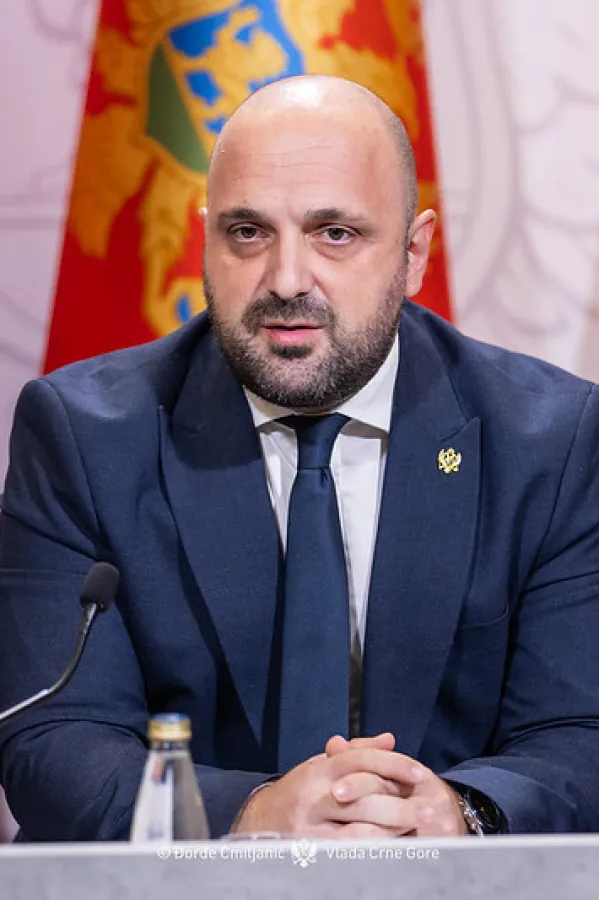 Božović: Veting pro&scaron;iriti i na izvr&scaron;nu vlast  Podgorica, (MINA) &ndash; Veting u Crnoj Gori je potreban kako ljudi koji rade u pravosuđu ne bi nosili sjenku onih koji su zloupotrebljavali funkcije, rekao je ministar pravde Bojan Božović.  On je, na konferenciji &bdquo;Veting u crnogorskom pravosuđu&ldquo;, koju organizuje Akcija za ljudska prava (HRA), poručio da bi veting, ukoliko se Crna Gora odluči na taj proces, trebalo pro&scaron;iriti i na izvr&scaron;nu vlast.  Božović je rekao da je poznato koliko su u Crnoj Gori sudije i tužioci opterećeni, i da veliki broj ljudi koji trenutno rade i u sudstvu i u tužila&scaron;tvu su entuzijasti koji žele da profesionalno rade.  &bdquo;Ne želim da uvođenjem vetinga na bilo koji način obeshrabrimo te ljude&ldquo;, rekao je Božović.  On je kazao da je veting potreban i zbog toga da ljudi koji su čisti ne nose sjenke onih koji su zloupotrebljavali funkcije.  Prema riječima Božovića, nepohodno je da se napravi kombinacija modela &bdquo;i da se ne zadržimo samo na sudstvu i tužila&scaron;tvu&rdquo;.  On je ukazao na to da se notari biraju skoro bez ikakvih kriterijuma.  &ldquo;Želim da uradimo sve &scaron;to je do nas da procedura bude javna i proces bude otvoren, da budemo uključeni svi koji mislimo da ovaj proces treba da zaživi, bez dono&scaron;enja odluka iza zatvorenih vrata i u komunikaciji sa Evropskom komisijom&rdquo;, naveo je Božović.  On je rekao da je upoznat sa bojaznima koje postoje u Briselu povodom vetinga.  &bdquo;Jer se svi pla&scaron;e da možemo ugroziti pravo na pravično suđenje. Ako se dobro pripremi taj projekat, mislim da se ti izazovi mogu prevazići&ldquo;, smatra Božović.  Izvr&scaron;na direktorica HRA Tea Gorjanc Prelević rekla je da veting ne znači reizbor.  &ldquo;To nije isti proces, ne radi se o raspu&scaron;tanju svih sudija i tužilaca i ponovnom izboru samo onih koji to zaslužuju, već je fokus na provjeri da li postoje ozbiljni rizici da može doći do nezakonitog postupanja na &scaron;tetu sprovođenja pravde&rdquo;, rekla je Gorjanc Prelević.  Ona je kazala da se o radikalnom vetingu govori kada postoji alarmantan nivo korupcije u pravosuđu.  &ldquo;U takvim okolnostima, vanredna kontrola svih sudija i tužilaca smatra se prijekom potrebom koja opravdava takav proces&rdquo;, kazala je Gorjanc Prelević.  Ona je navela da država, prije nego odluči da uđe u proces radikalnog vetinga, treba da sagleda u potencijalni uticaj na funkcionisanje pravosuđa.  Gorjanc Prelević je podsjetila je pred crnogorskim sudovima u toku proces protiv deset tužilaca i sudija i nekada&scaron;njih visokih funkcionera policije.  Ona je rekla da se u Crnoj Gori i dalje ne sprovodi bilo kakva provjera moguće povezanosti sa bilo kakvim kriminalom.  &ldquo;Uvođenje vetinga neophodno je sagledati iz ugla pristupanja Evropskoj uniji (EU) iz dva aspekta - održavanje stabilnosti ionako preopterećenog pravosudnog sistema i sprečavanja da sudije i tužioci koji su kompromitovani, jednog dana sude u državi članici EU&rdquo;, ukazala je Gorjanc Prelević.  Vrhovni državni tužilac Milorad Marković rekao je da je lak odgovor na pitanje da li je Crnoj Gori potreban veting.  &ldquo;Treba da imamo veting. Ali to pitanje prati puno drugih pitanja, dolazimo do činjenice da imamo puno strahova, u kom obliku ga treba sprovesti&rdquo;, rekao je Marković.  On je kazao da Ministarstvo pravde i ostali dru&scaron;tveni činioci treba da se maksimalno posvete utvrđivanju potrebe, oblika i načina vetinga.  &ldquo;Ne treba fokus staviti na pitanje pravosuđa, nego i drugih profesija, notare, advokate, policiju i druge državne organe sa kojima pravosuđe sarađuje u procesima koji su bitni za državu&rdquo;, kazao je Marković.  On je naveo da je pitanje je da li je Crna Gora već započela veting i podsjetio na deset procesuiranih funkcionera pravosuđa.  Marković je rekao da već postoji stav tužilačke organizacije da se uvede stalna evaluacija i provjera.  Sudija Osnovnog suda Rade Ćetković rekao je da je on za uvođenje vetinga, ali da to ne bude politički mehanizam.  &ldquo;Već da to bude mehanizam da u sistemu pravosuđa ostanu samo oni sa najvećim stepenom integriteta&rdquo;, rekao je Ćektović.  On je kazao da je politička odluka da li će biti vetinga.  &ldquo;Sudije koji posao obavljaju po Ustavu i zakonu nemaju &scaron;ta da kriju i ne vide veting kao nužno zlo i neku vrstu lova na vje&scaron;tice&rdquo;, dodao je Ćetković.  On je ukazao na uslove u kojima sudije rade i na nedostatak informacionog sistema.  &ldquo;Ne možete očekivati rezultate ako ne postavite sistem na noge. Ako se sudije, koje prođu test, vrate u sistem koji je nefunkcionalan, rezultati će izostati&rdquo;, poručio je Ćetković.  On je rekao da sudijama, koje prođu veting, treba omogućiti da rade u uslovima koji su na nivou 21. vijeka.  Ćetković je kazao da će i njemu i svima biti lak&scaron;e da ne nose hipoteku kolega koji su na optuženičkim klupama, &ldquo;ili onih koje bije glas da su skloni korupciji&rdquo;.  On je rekao da se veting uvodi samo ako nijedan drugi mehanizam nije dao rezultate, i poručio da je potrebno paralelno ojačati sistem i sprovoditi provjeru.