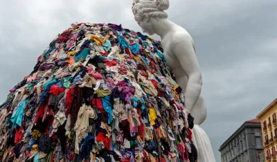 Skulptura "Venera" Michelangela Pistoletta, u stilu Art Povera, Napulj, Italija
