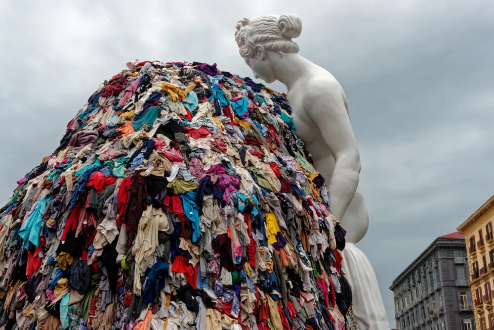 Skulptura "Venera" Michelangela Pistoletta, u stilu Art Povera, Napulj, Italija
