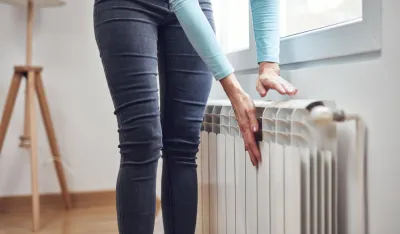(VIDEO) Jeftin trik kako da vam u stanu bude toplije