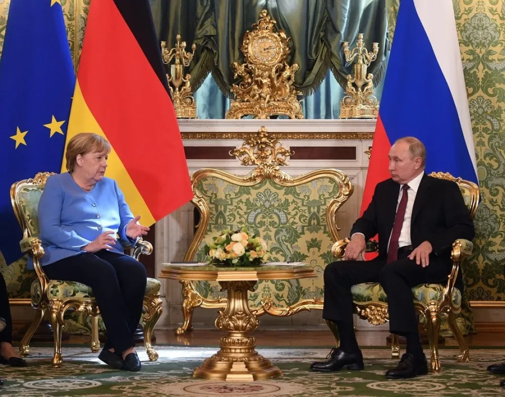 Putin negirao da je htio da prepadne Merkel sa svojim labradorom: Angela, oprosti mi, molim te