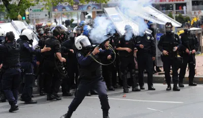 (VIDEO) Protesti eskalirali, policija rastjerala demonstrante