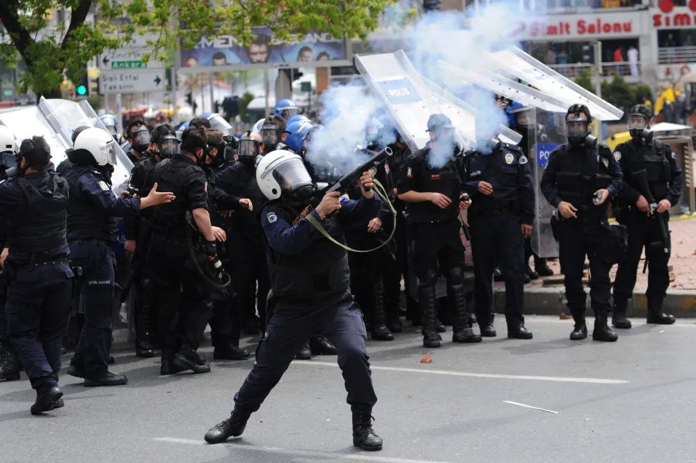 (VIDEO) Protesti eskalirali, policija rastjerala demonstrante