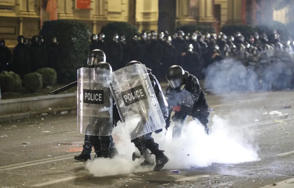 (VIDEO) Gruzija: Policija opet poku&scaron;ava da razbije demonstracije u Tbilisiju
