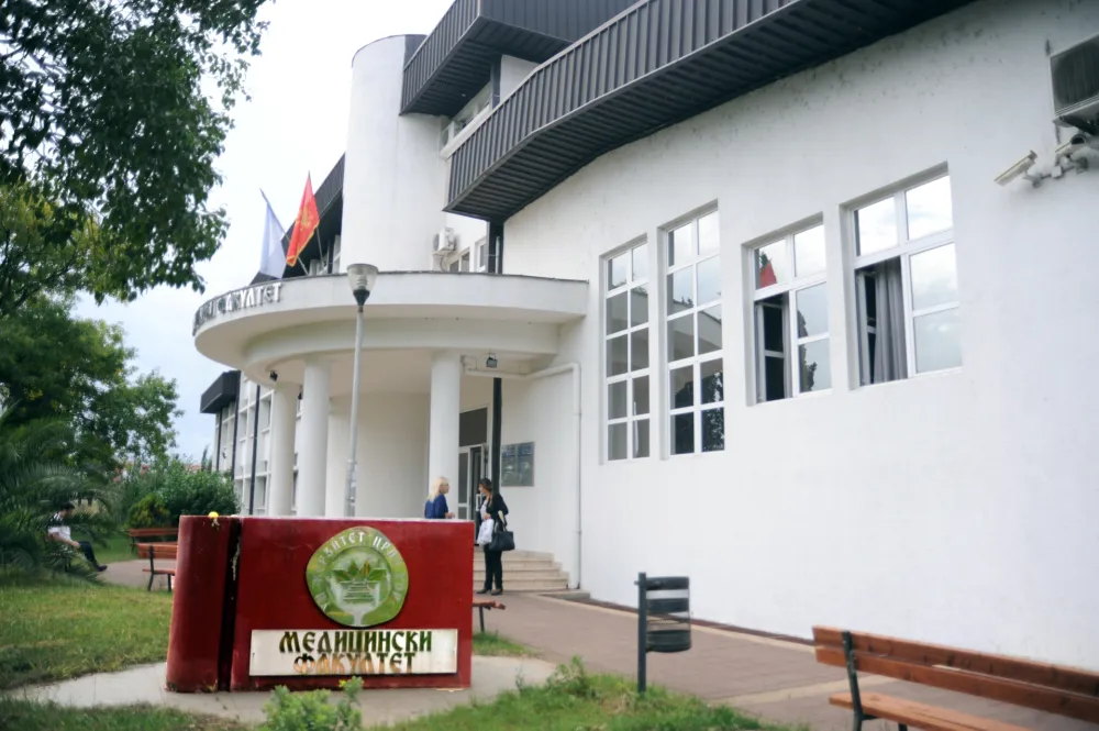 Otvoreno pismo saradnika u nastavi na Medicinskom fakultetu: Doktori ostaјu bez tri naknade