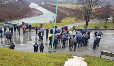 Mje&scaron;tani Pro&scaron;ćenja blokirali saobraćaj: Traže izgradnju puta ukoliko se odustane od zatvora