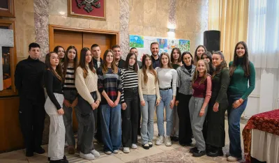 Vuković sa učenicima, učesnicima izložbe