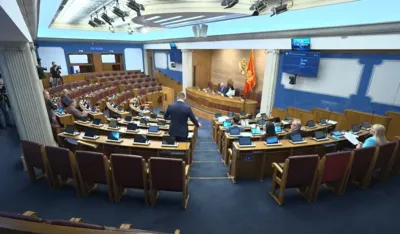 (VIDEO) Nikolić: U Skup&scaron;tini planiran ustavni prevrat; Mandić: Odluke donosi većina